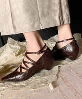Zapatos de tacón de cuña con hebilla cruzada y tacón de cuña ahuecado de chocolate.